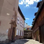 De Charme Dans Un Monument Historique Date De 1544, Au Centre De