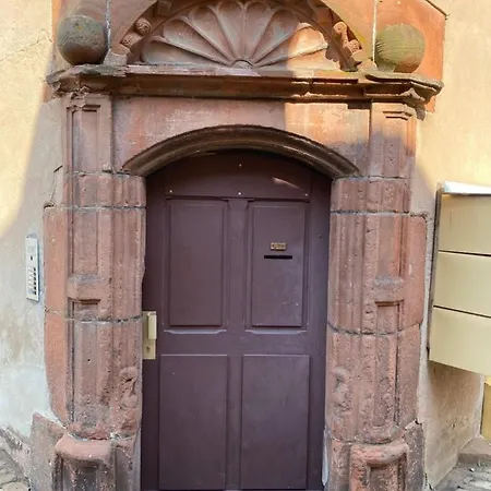 アパート De Charme Dans Un Monument Historique Date De 1544, Au Centre De *