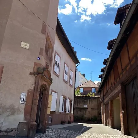 De Charme Dans Un Monument Historique Date De 1544, Au Centre De