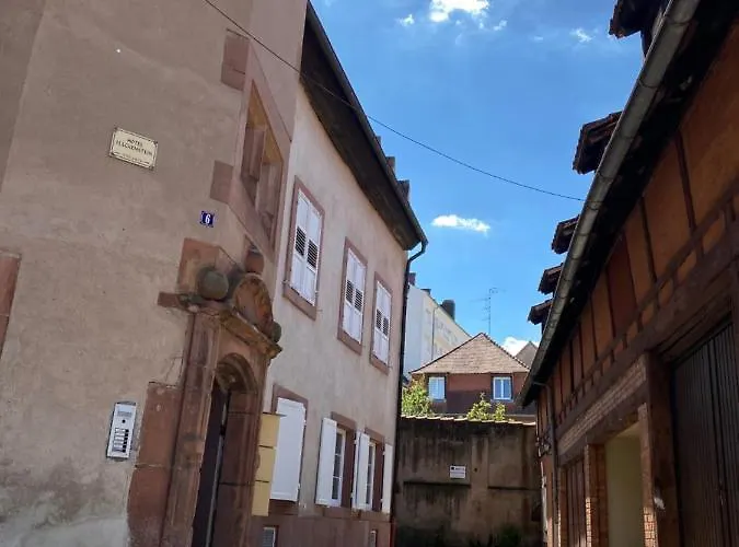 De Charme Dans Un Monument Historique Date De 1544, Au Centre De